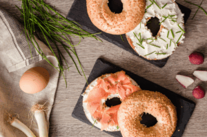 Selbstgemachte Frühlings-Bagels mit Zitronen-Ricotta